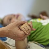 Le Conseil des Etats veut un rapport sur le statut de proches aidants (archives). KEYSTONE/GAETAN BALLY